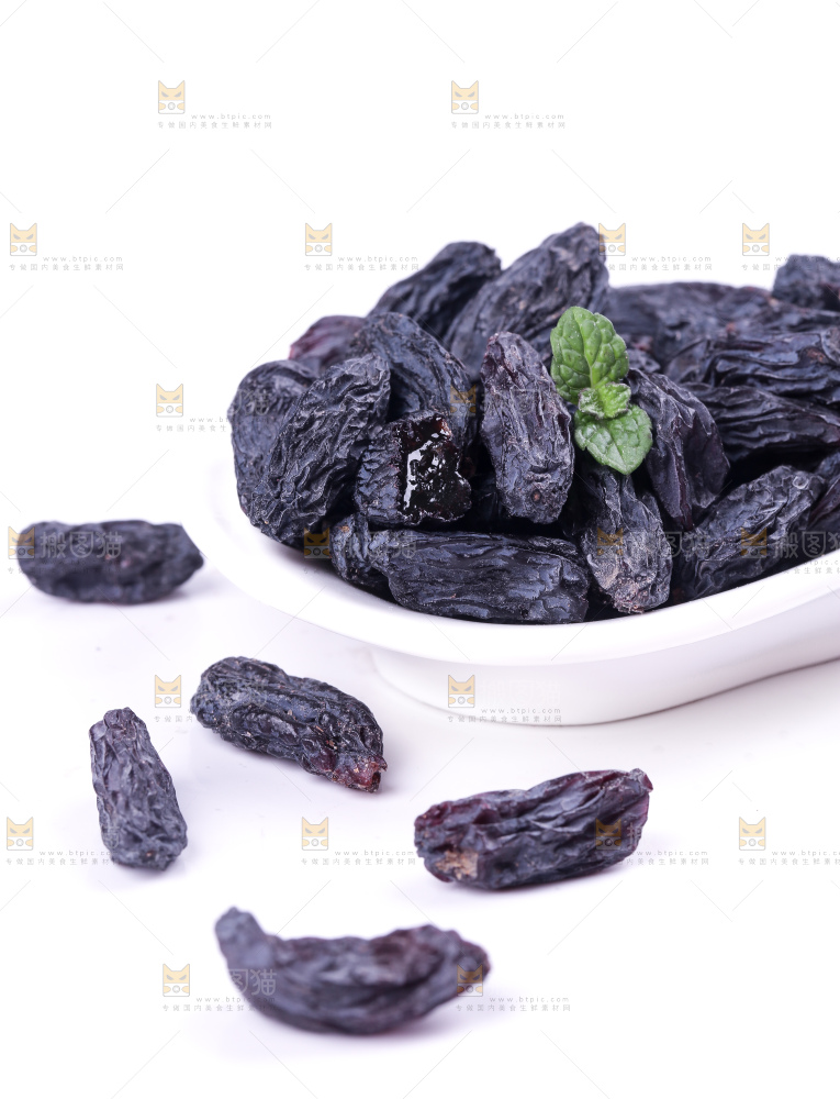 白底上的新疆葡萄干