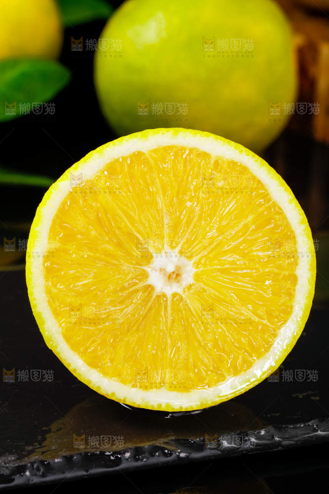 黑石板上放着蜜橙