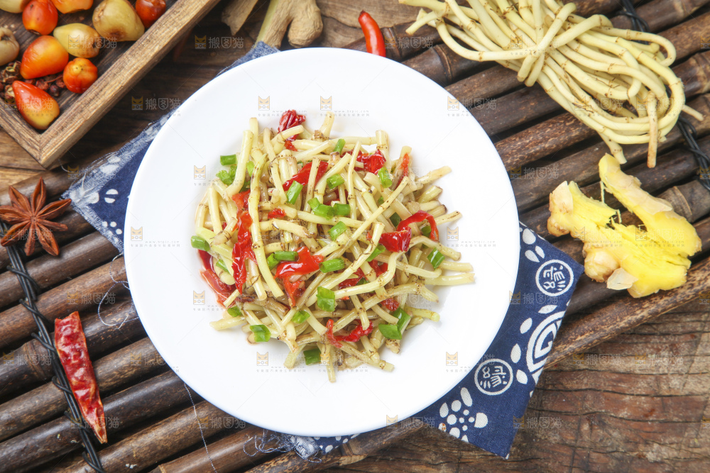 盘子里装着炒鱼腥草