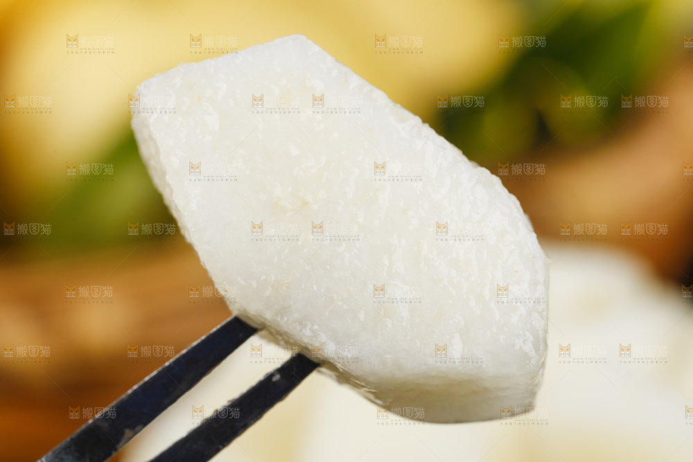 叉子上叉着皇冠梨果肉