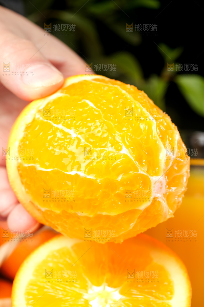 深色上放着脐橙