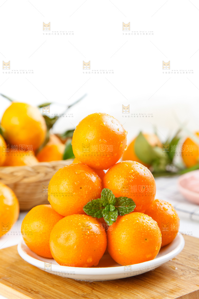 木板上放着一盘黄皮小金桔