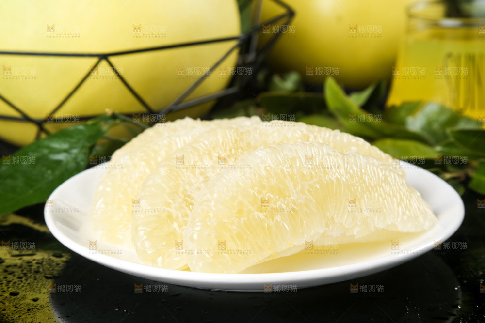 黑石板上放着白肉柚子