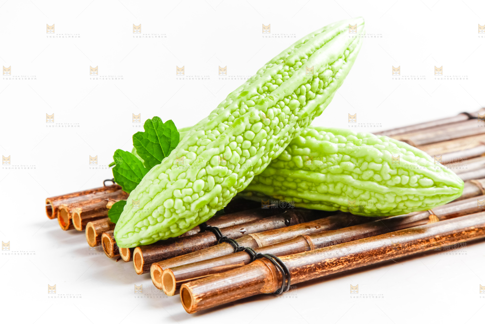 竹底上的长苦瓜