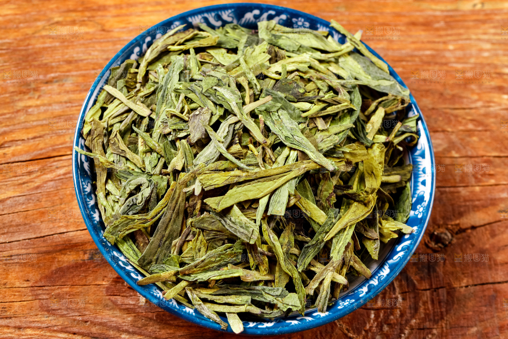 碟子里装着龙井茶