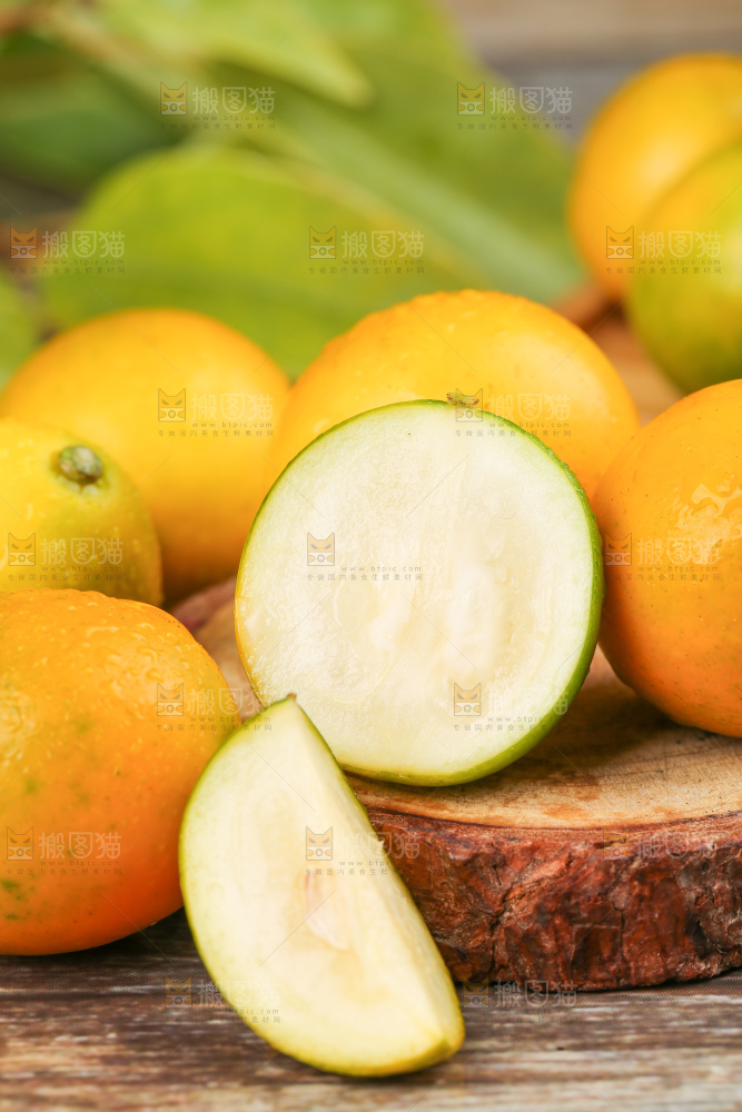木板上的新鲜金桔