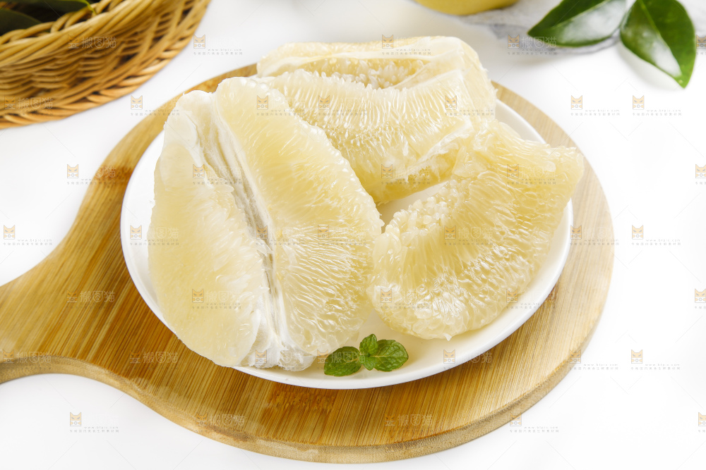 盘子里装着平和白心蜜柚