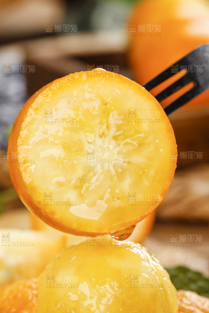 木板上的新鲜金钱桔