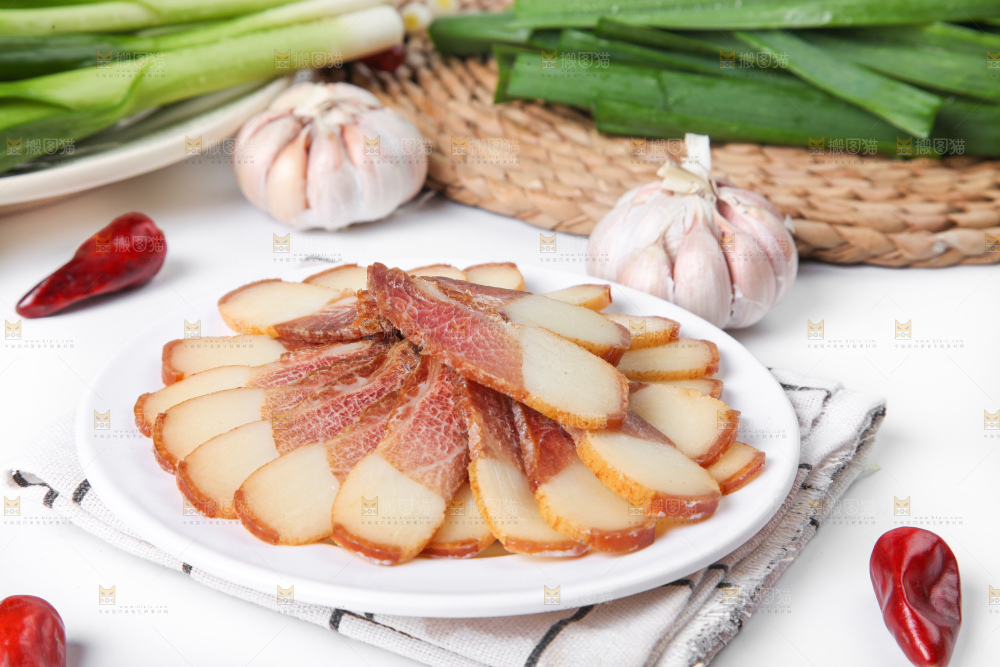 盘子里装着腊肉