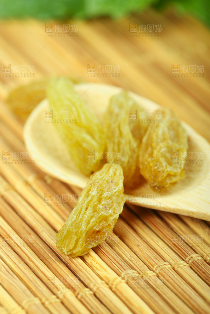 竹底上摆放着香妃葡萄干