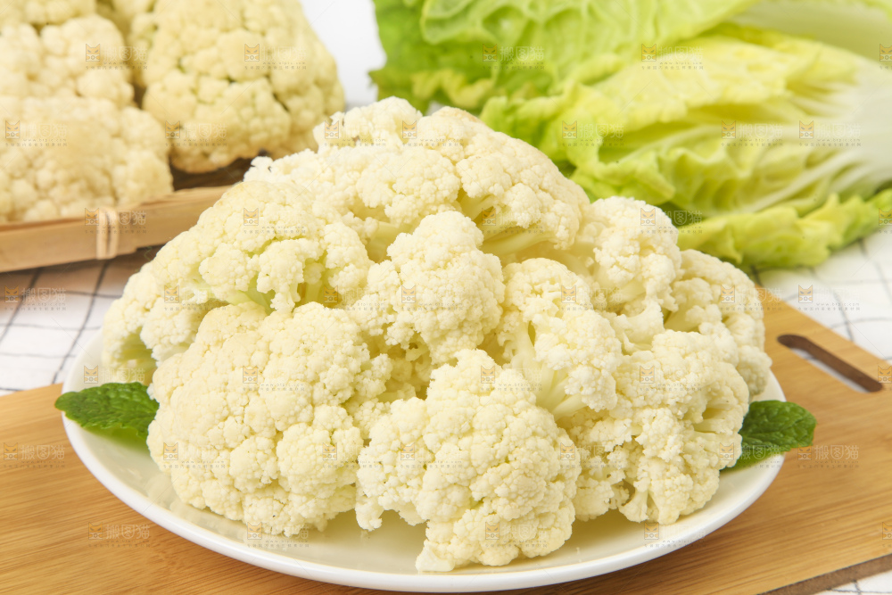 木板上放着椰菜花