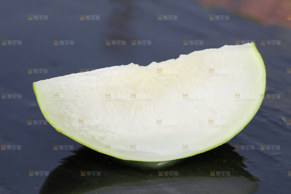 黑底上放着牛奶青枣果肉