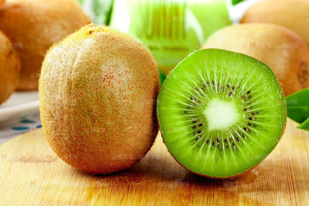 木板上放着陕西猕猴桃