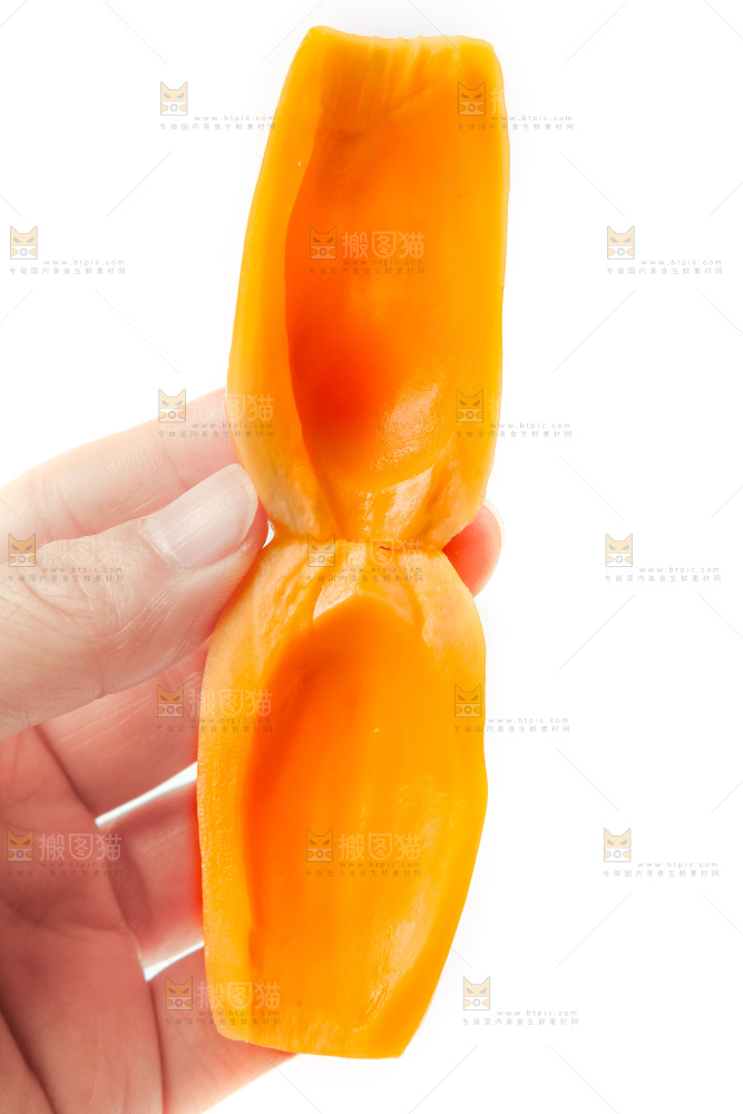 手里拿着新鲜菠萝蜜