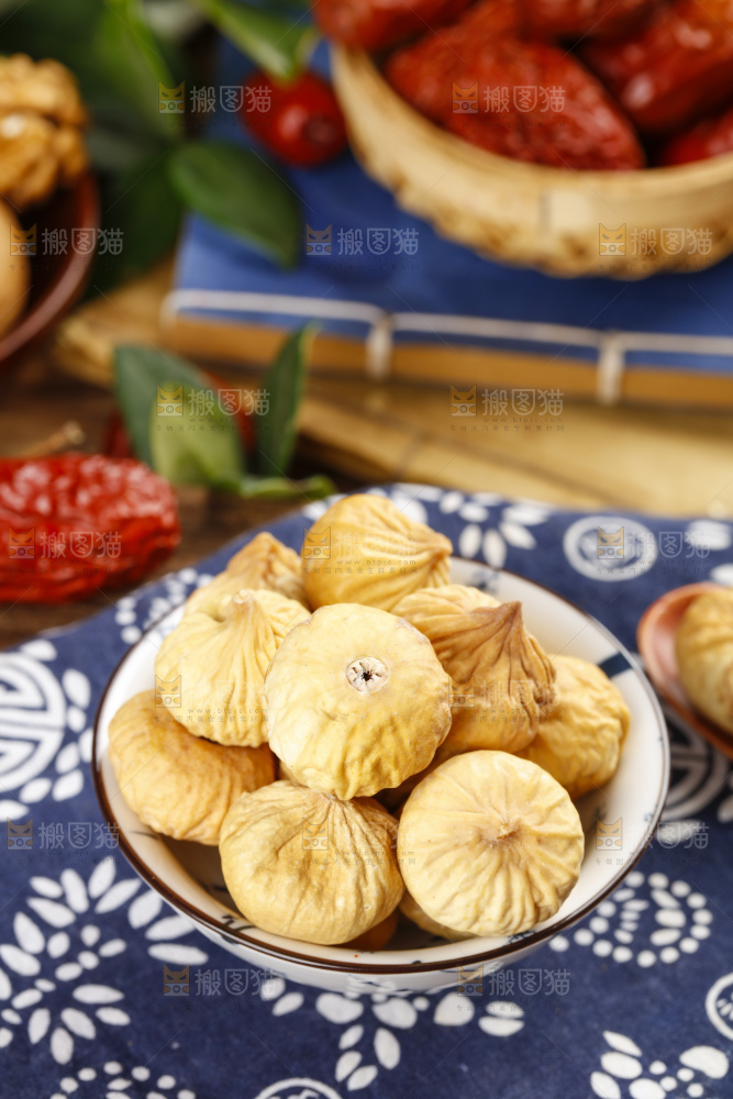 盘子里的新疆无花果干