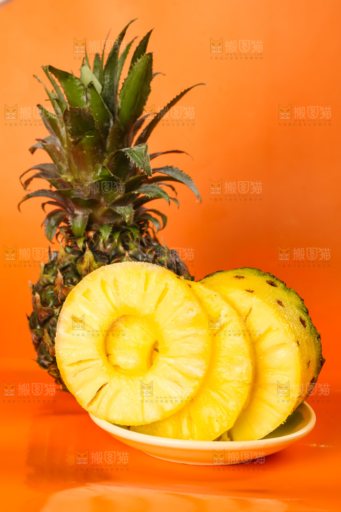 盘子里装着泰国小菠萝