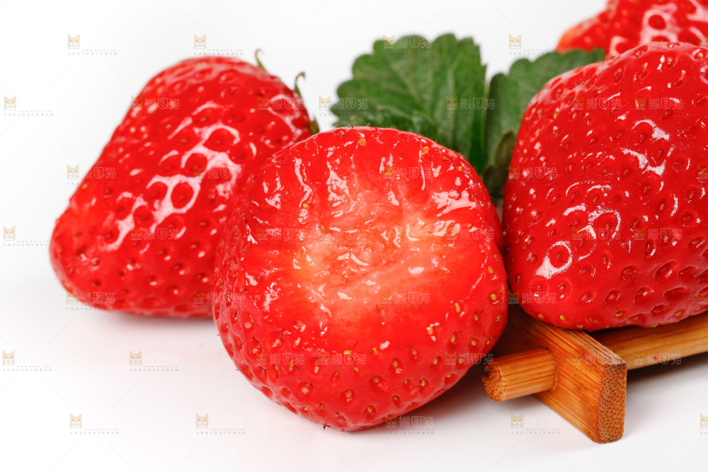 白底上的99牛奶草莓