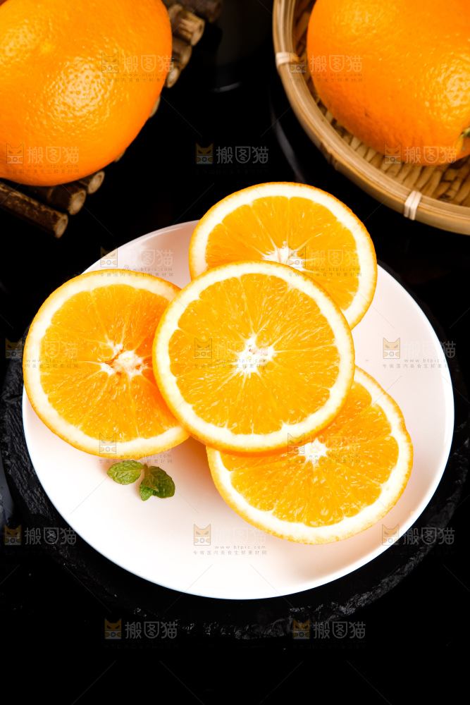 盘子里装着橙子果肉