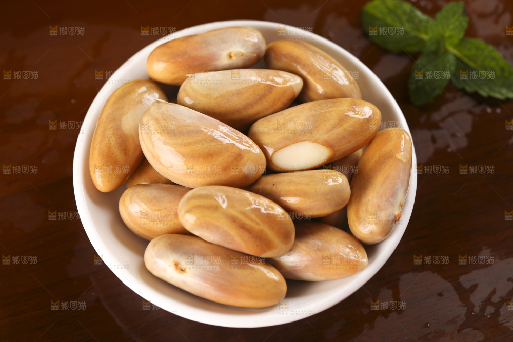 碗里装着菠萝蜜籽