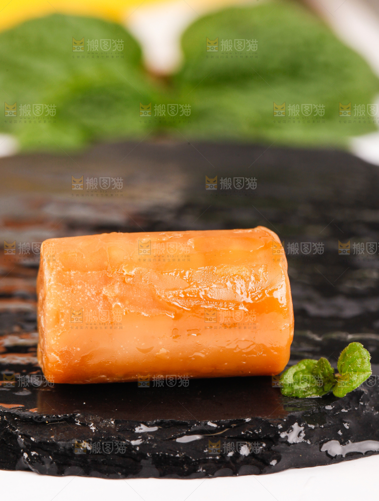 黑石板上放着椰子糖