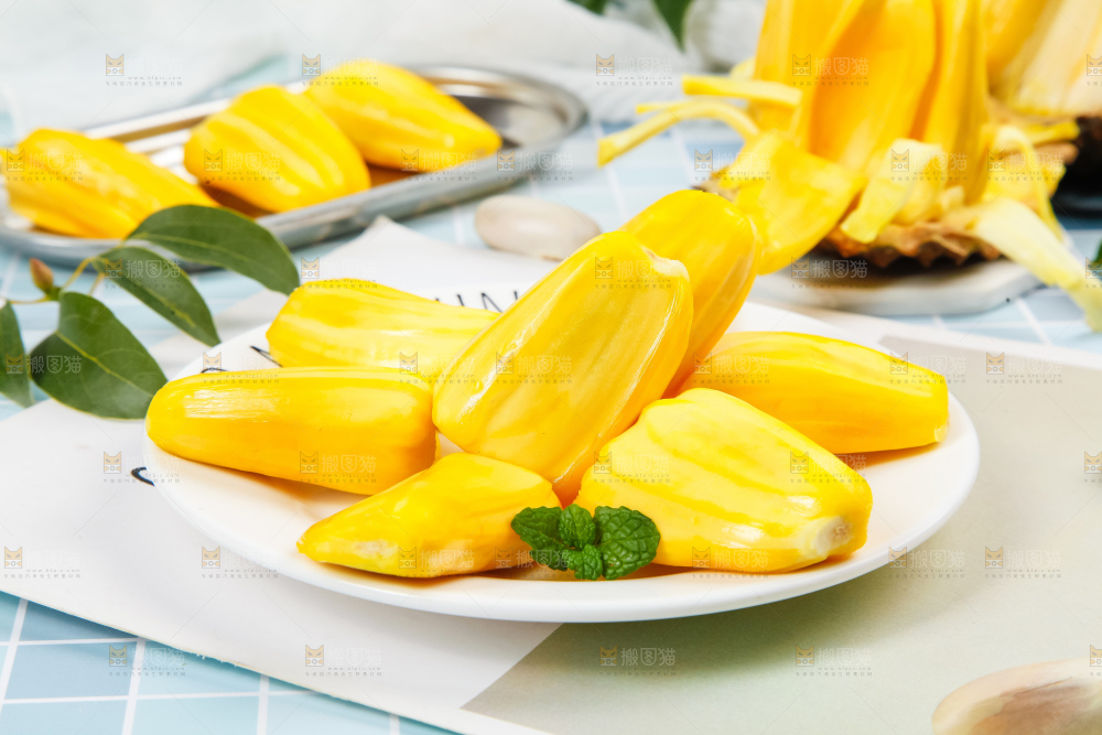 盘子里装着黄心菠萝蜜