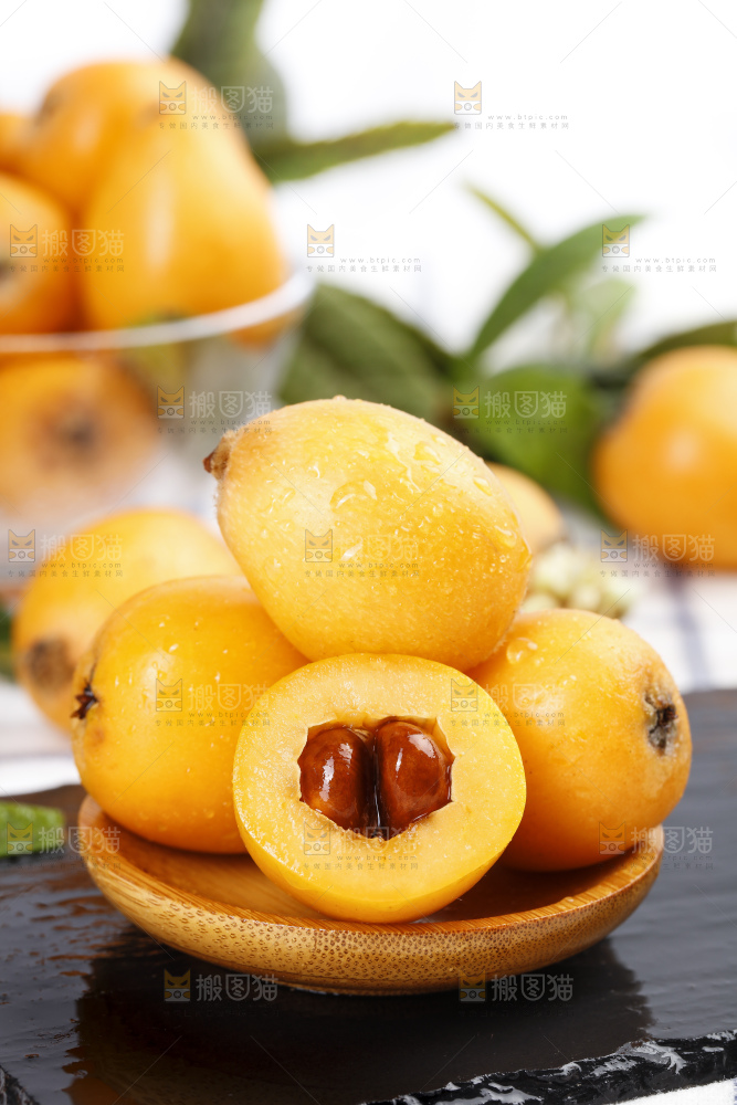 石板上的云南蒙自枇杷