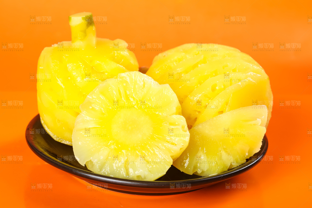 盘子里装着泰国小菠萝