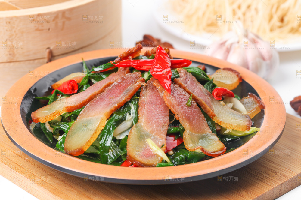盘子里装着腊肉炒蒜苗