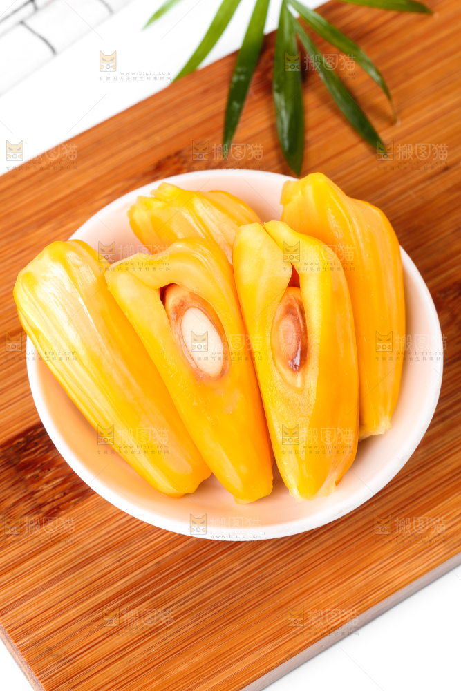 碟子里装着红肉菠萝蜜