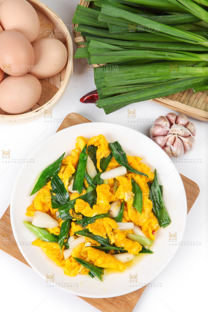 盘子里装蒜苗炒鸡蛋