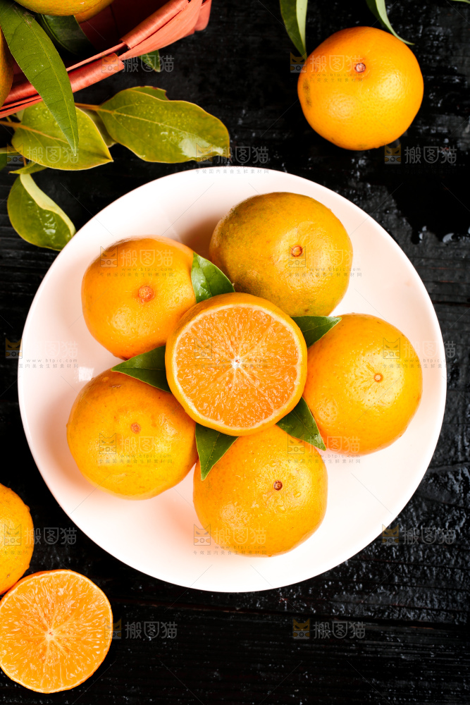 黑底上放着一盘贡柑