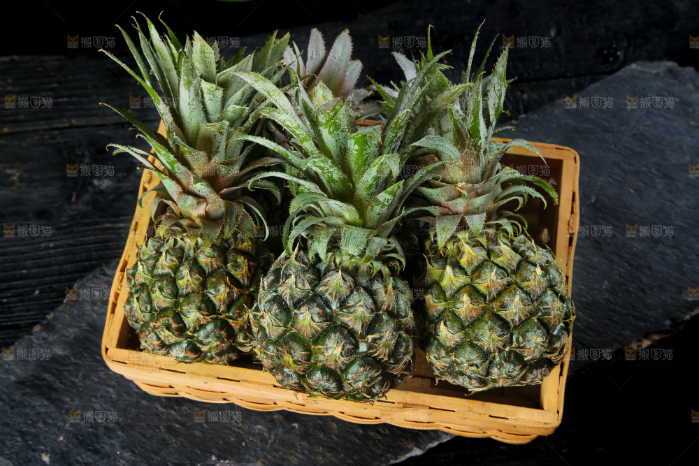 石板上摆放着泰国小菠萝