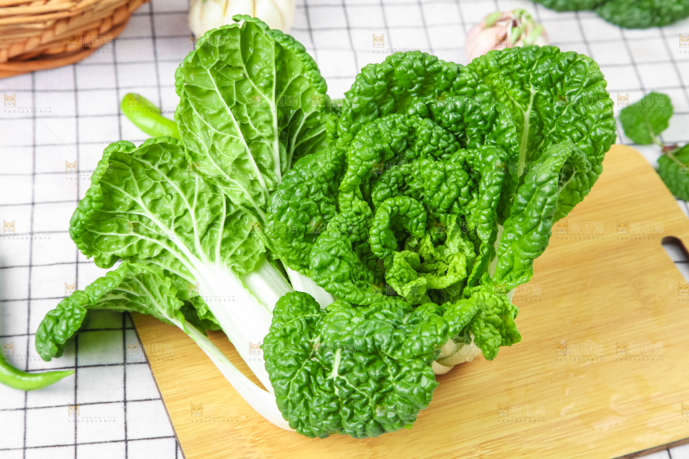 木板上的奶油白菜