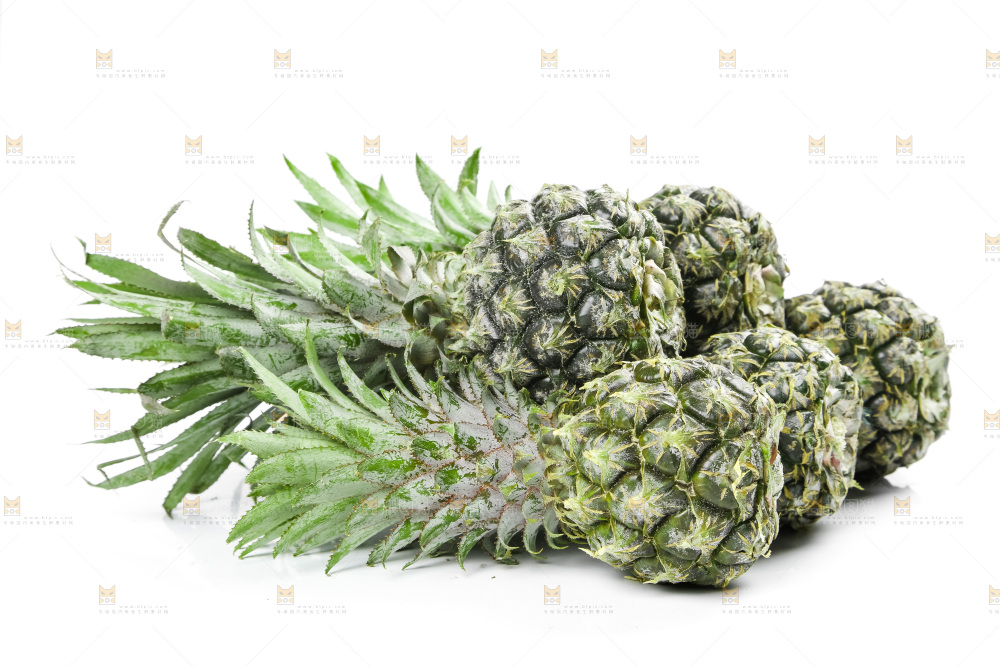 白底上放着泰国小菠萝