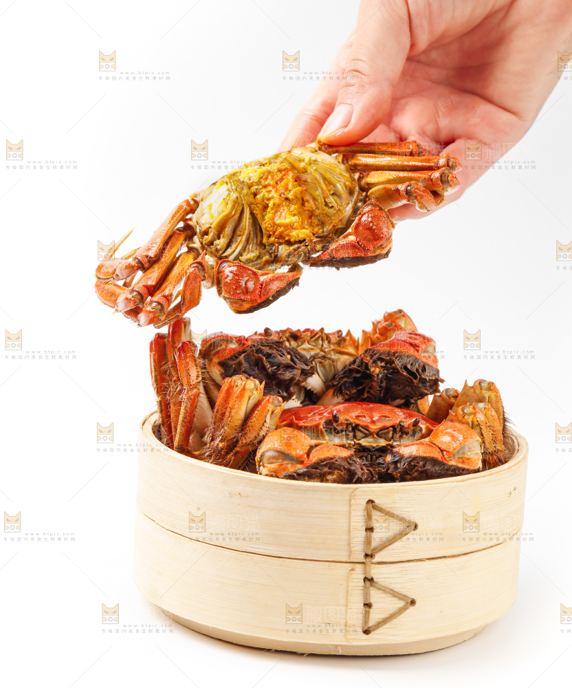 蒸笼里装着熟螃蟹
