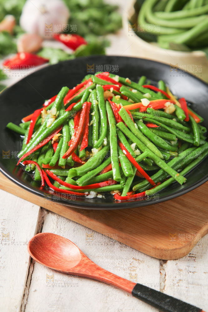 盘子里装着豇豆炒辣椒