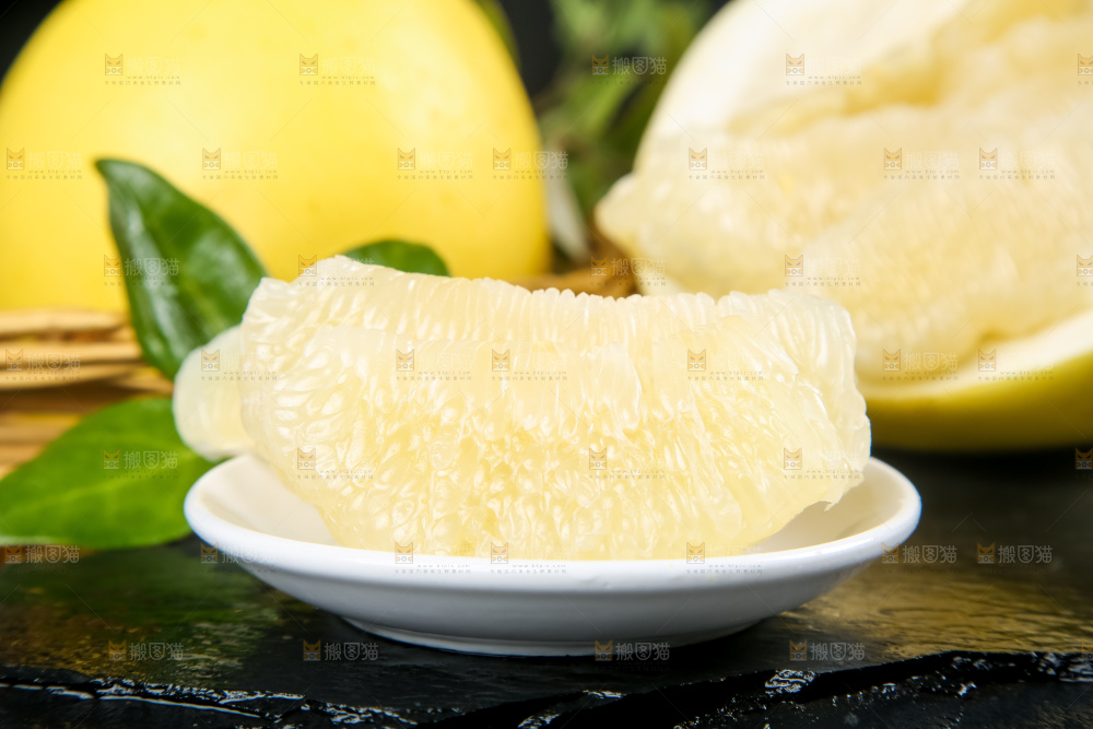 黑石板上的白心柚子