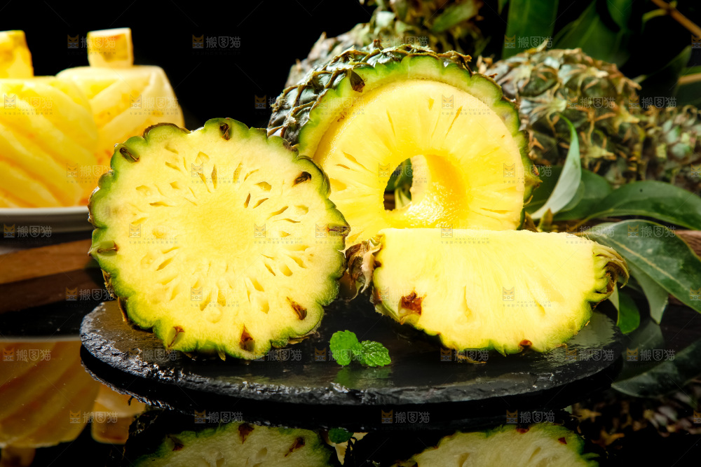 盘子里的新鲜小菠萝
