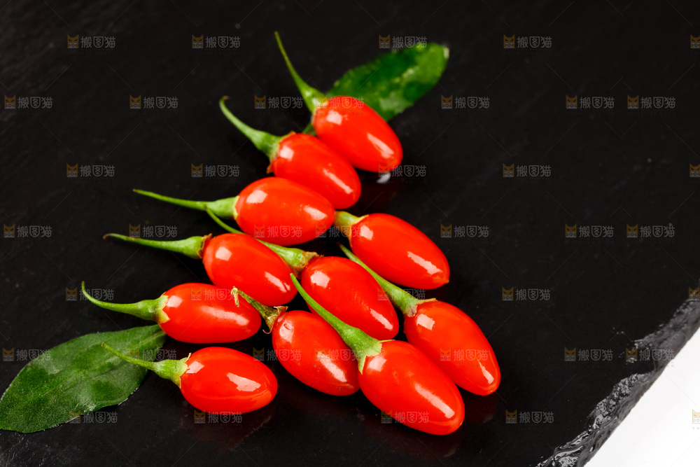 深底上放着枸杞鲜果