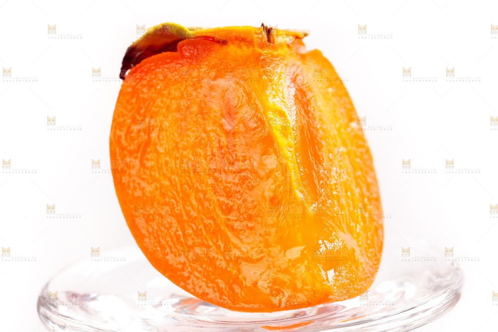 玻璃盘上的甜柿子