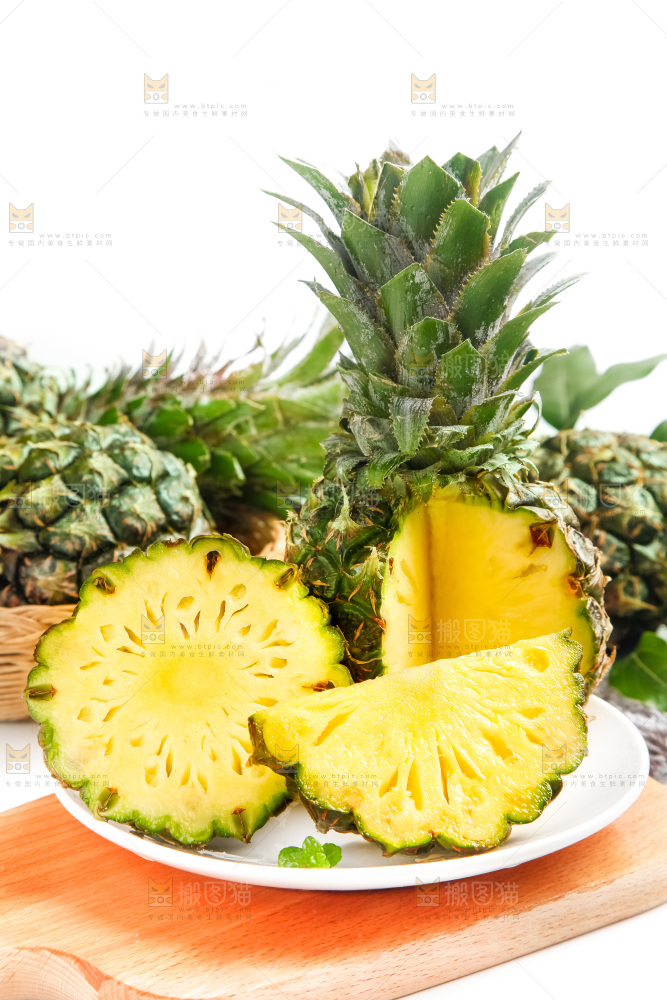 盘子里的泰国香水小菠萝