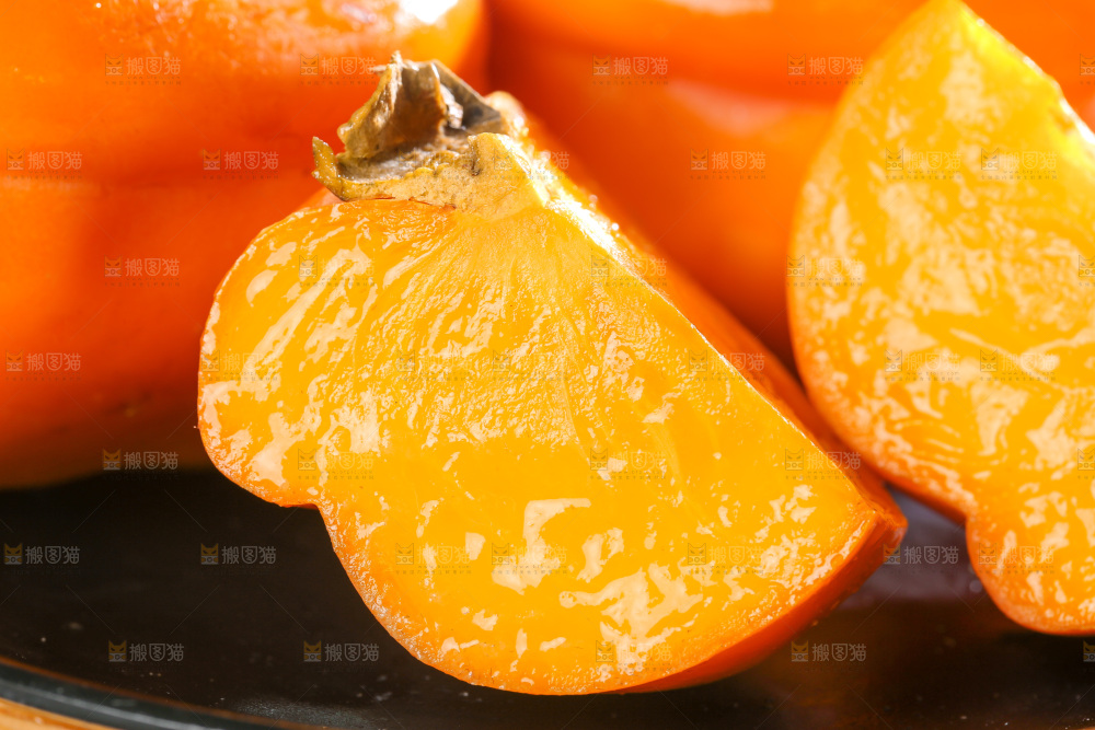 盘子里的柿子