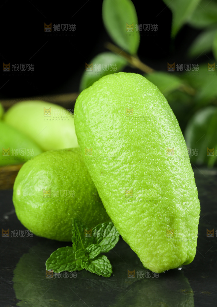 黑石板上摆放着海南香水柠檬