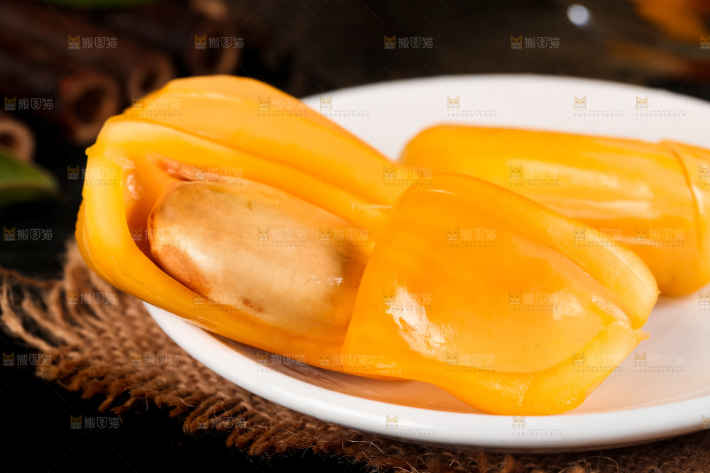 盘子里装着新鲜菠萝蜜