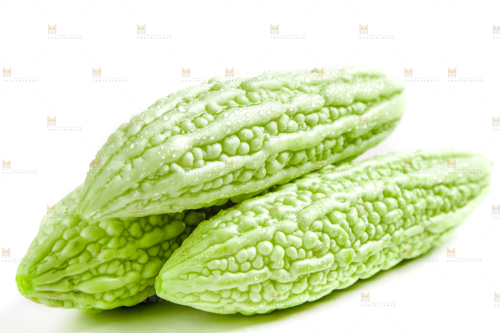 白底上摆放着新鲜苦瓜