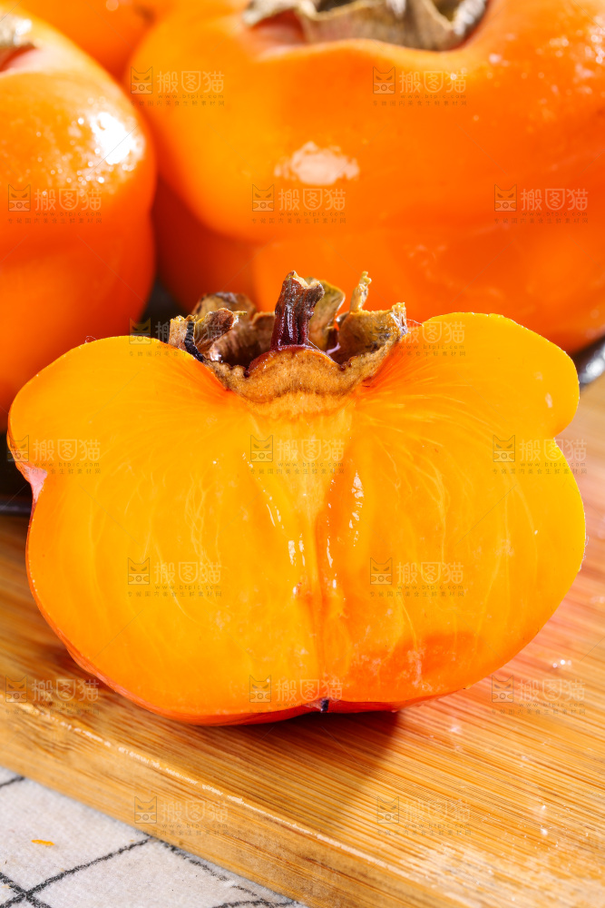木板上的盘柿