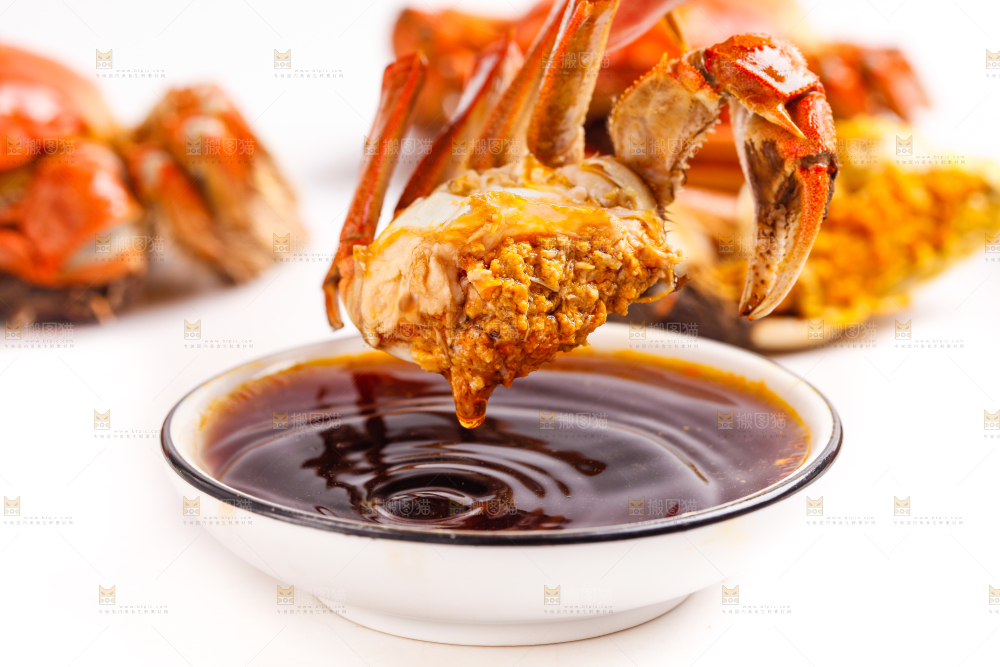 正在蘸醋汁的螃蟹