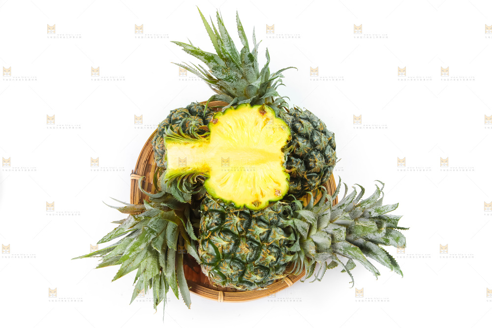 白底上的新鲜小菠萝