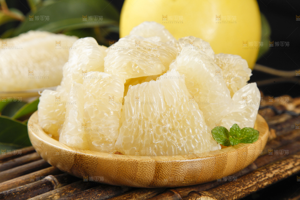 盘子里装着柚子果肉