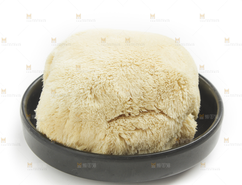 盘子里装着新鲜猴头菇